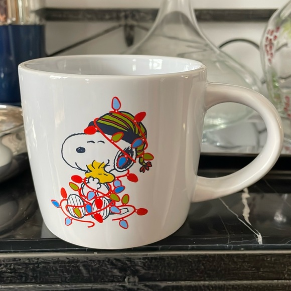 Snoopy & Woodsto Tangled In Christmas Lights Ceramic Mug - Picture 1 of 6